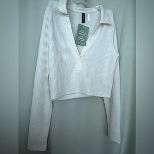 Divided by H&M collared deep v-neck long sleeve
Size medium
White